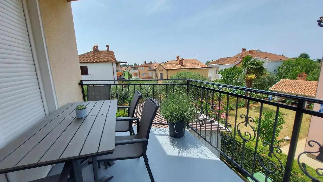 Apartments Kivi Novigrad