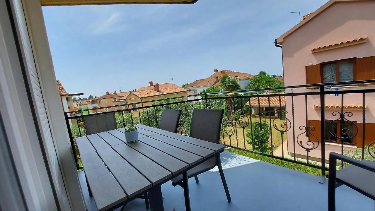 Apartments Kivi Novigrad