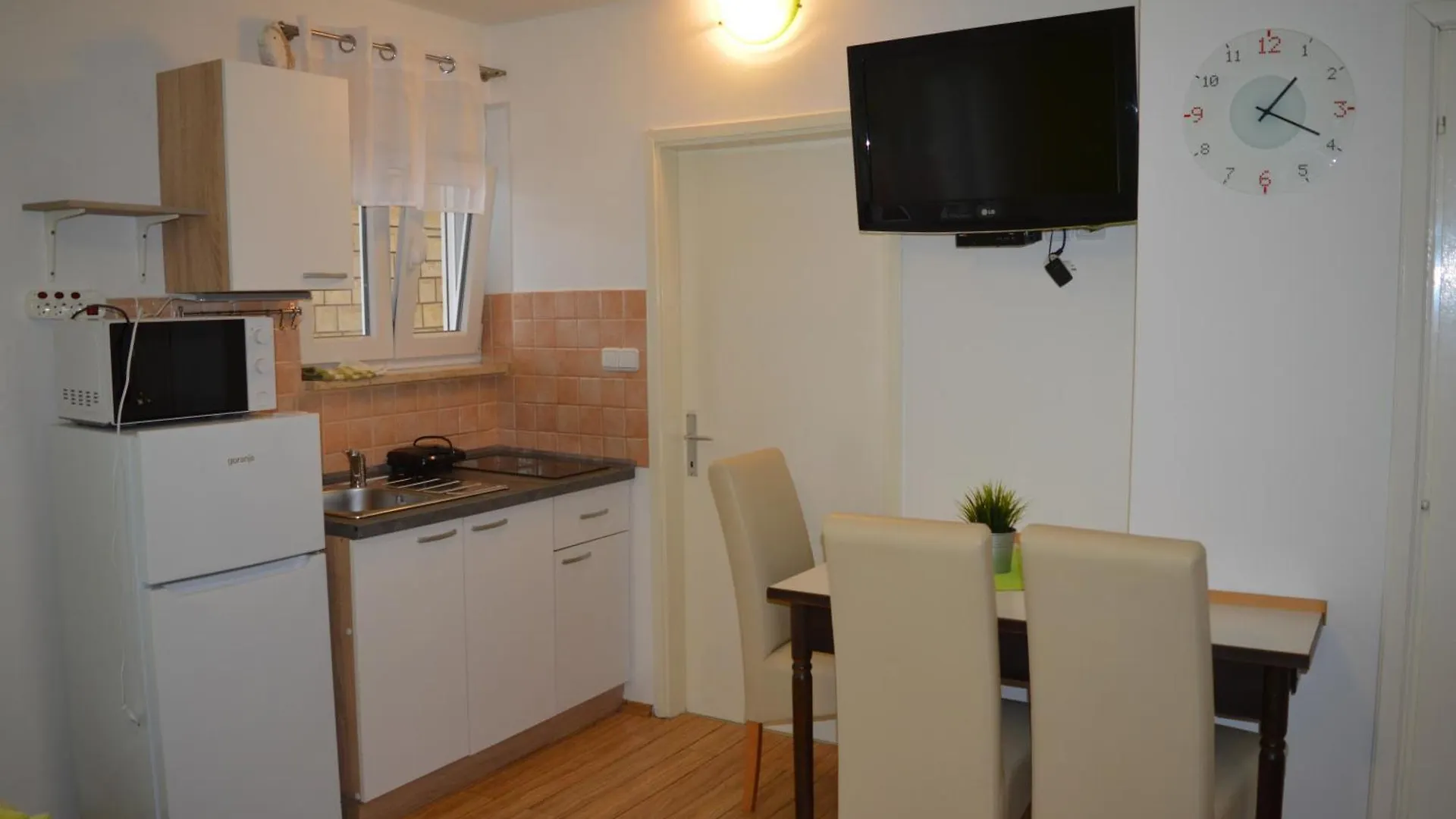 Apartments Kivi Novigrad